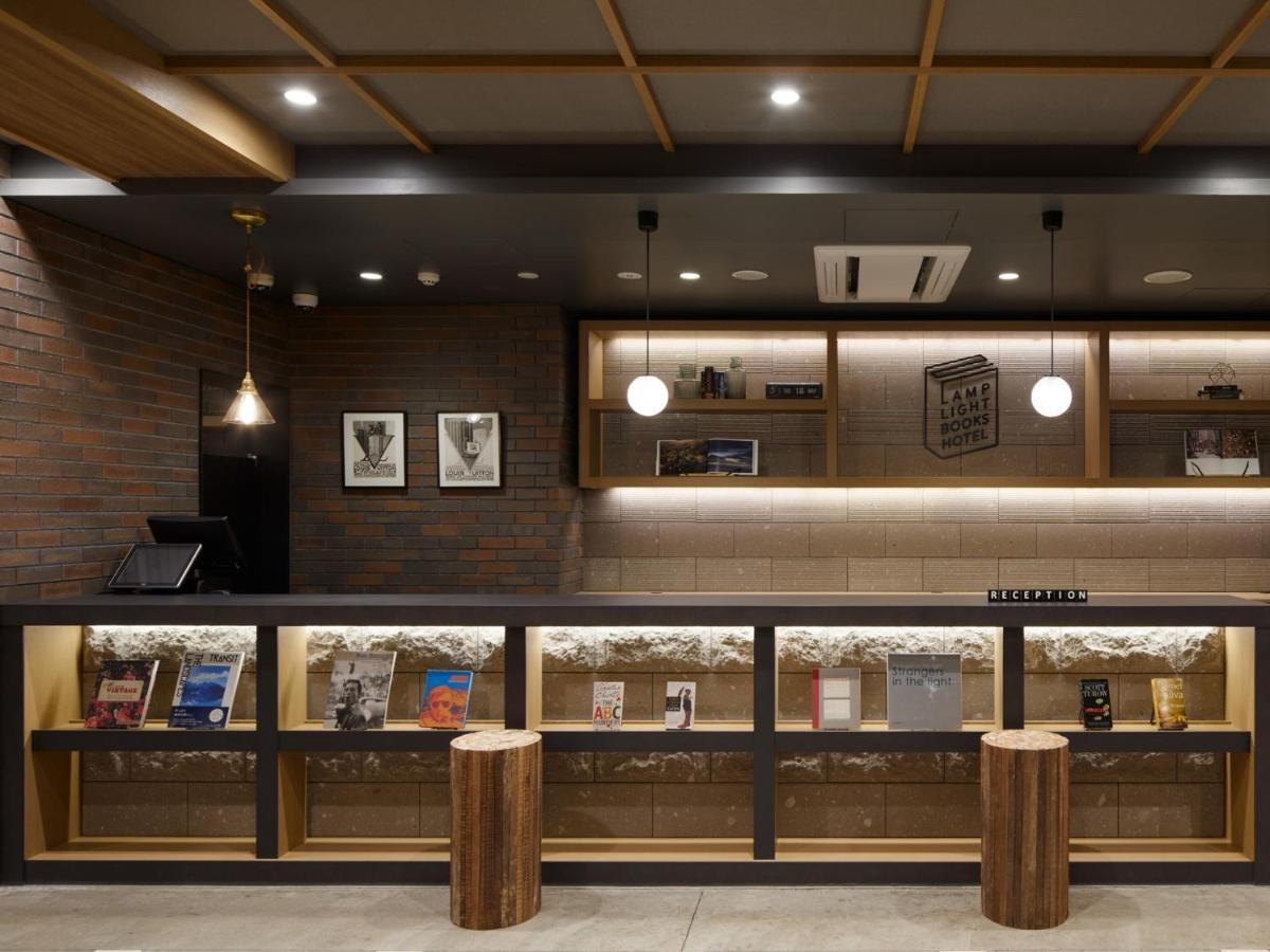 Hotel Lamp Light Books 3*