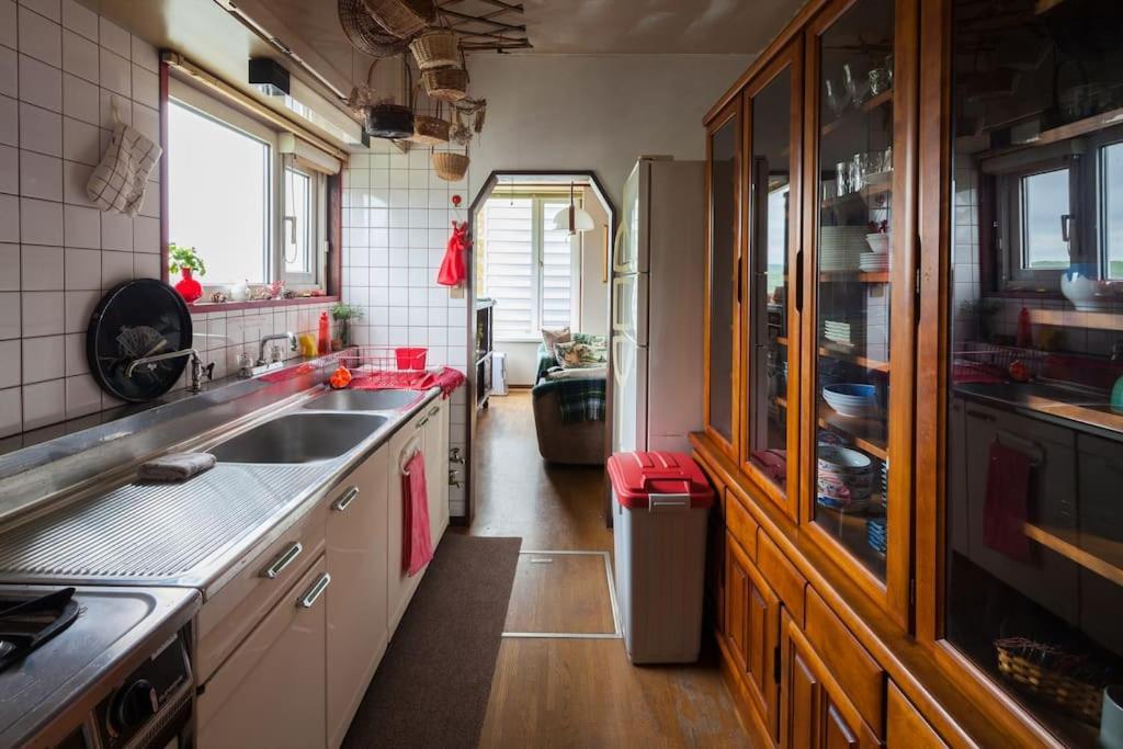川と森の静かな街に朝陽の見える部屋 無料駐車場