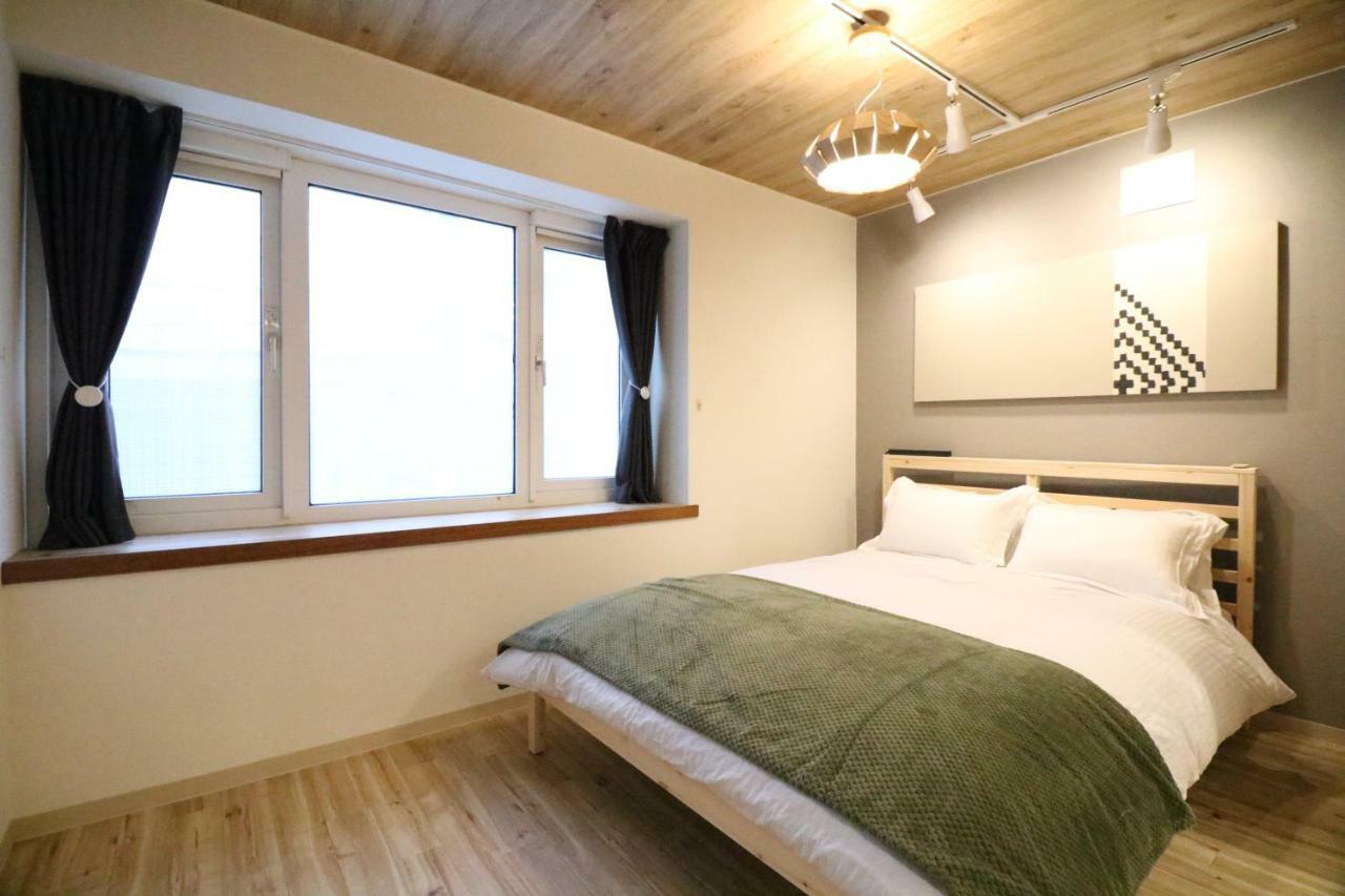 Sky Court 717 *