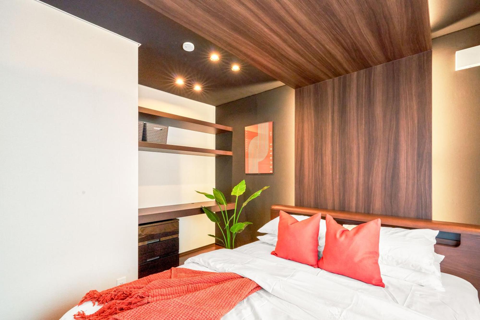 Location Lux Home, 2 Blocks To Sbwy, Sleeps 9 Holiday home *