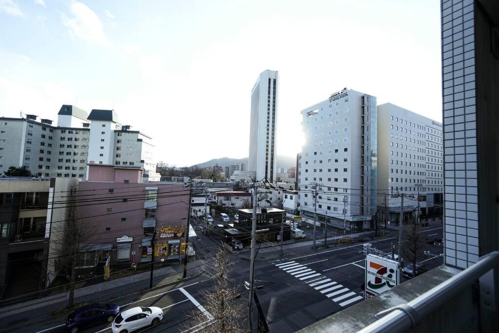 今年新規op 最大9人 すすきのエリア 札幌観光に抜群の立地 空港直通バス停すぐ 高速wi-fi完備 Apartment