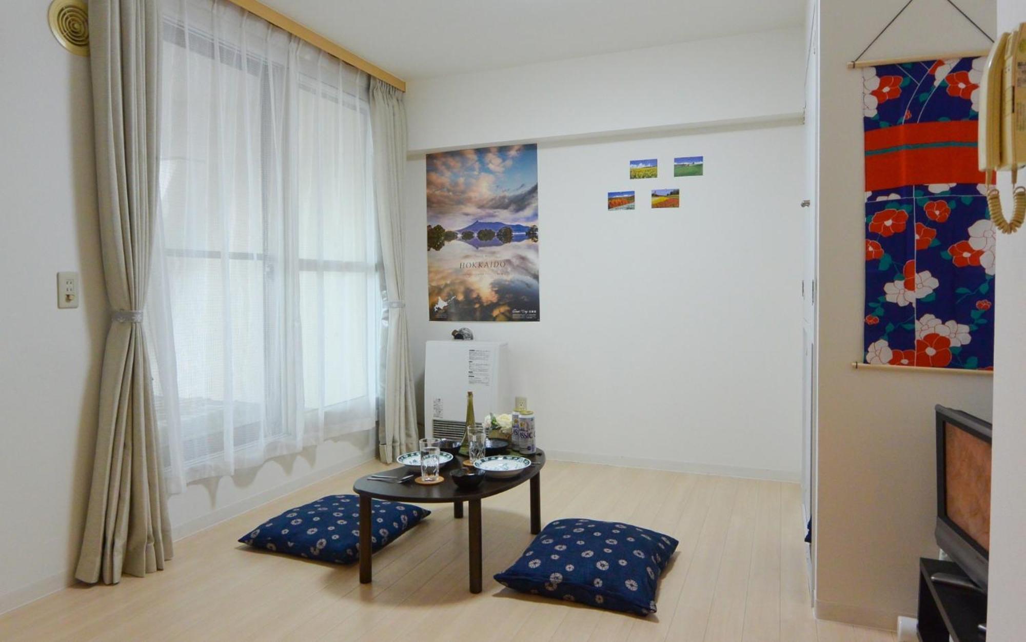Carid Shiraishi In Front Of The Station / Vacation 4649 Apartment *
