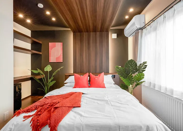 Best Location Lux Home, 2 Blocks To Sbwy, Sleeps 9
