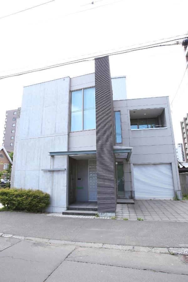 Holiday home 南2条蒼龍 希少な最大18名様ご宿泊可能の大豪邸 駅徒歩6分 無料駐車場4つ付き Sapporo