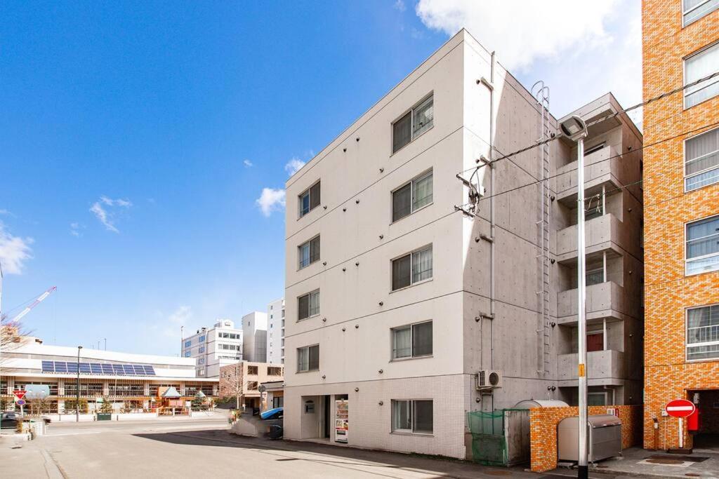 Yellow Apartment Sapporo