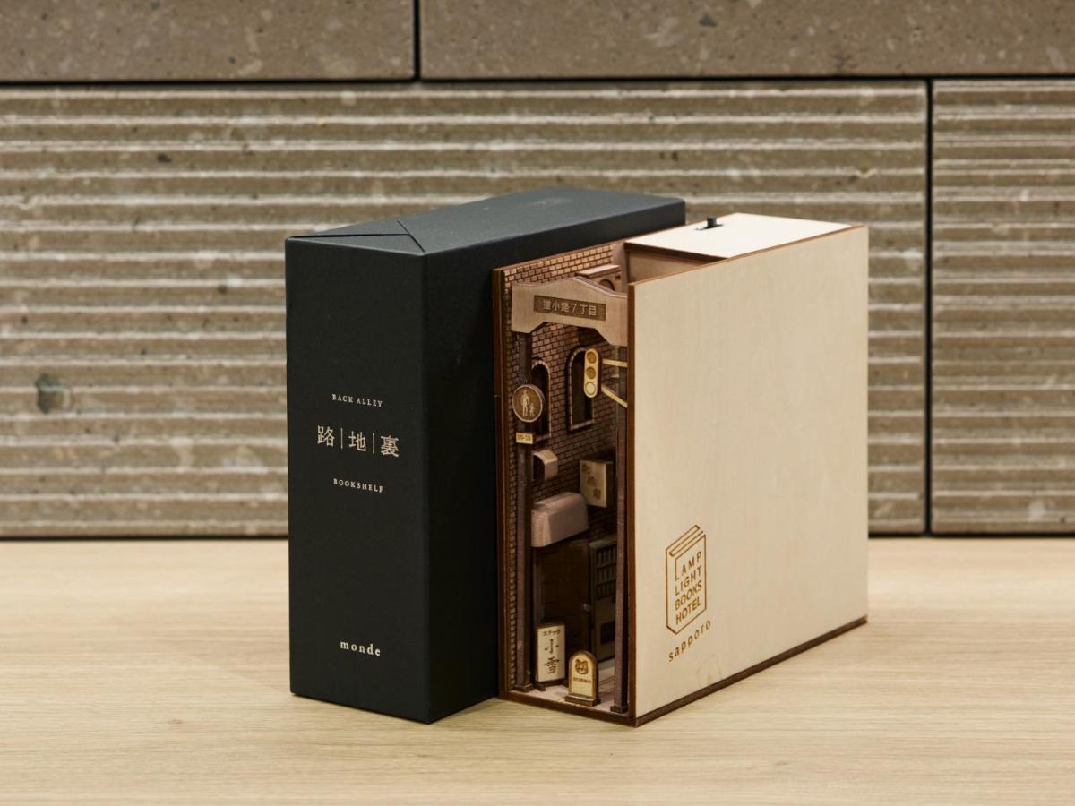 Hotel Lamp Light Books 3*