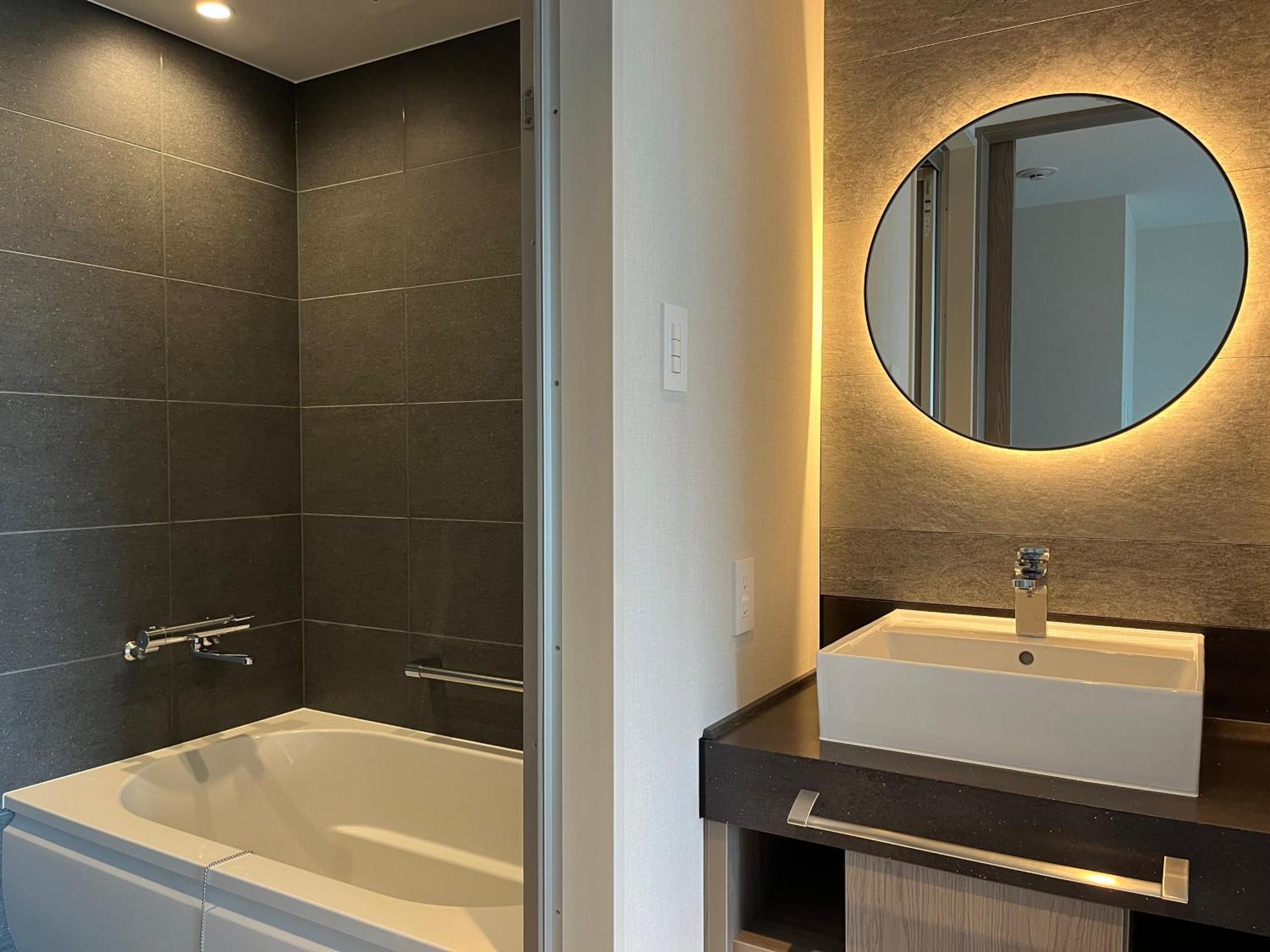 Emion Hotel 4*