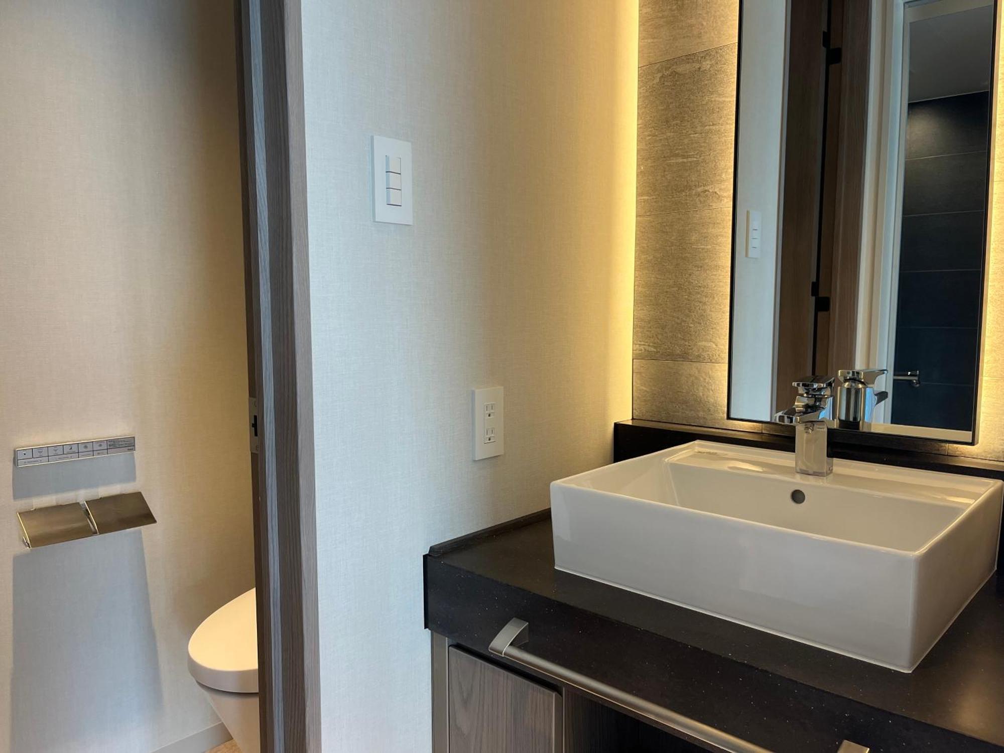 Emion Hotel 4*